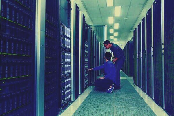 data-savers-data-recovery-engineer-in-data-center
